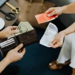 Transaksi keuangan dengan uang tunai dan bukti pembayaran di atas meja