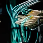 Kabel jaringan terhubung ke server rack di pusat data